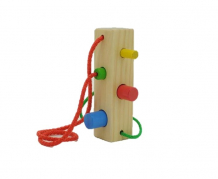 Купить деревянная игрушка мир деревянных игрушек шнуровка-сортер брусочек д390