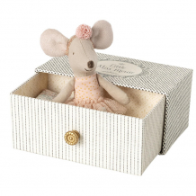 Купить мягкая игрушка maileg мышка младшая сестра балерина с кушеткой '21 16-1729-01